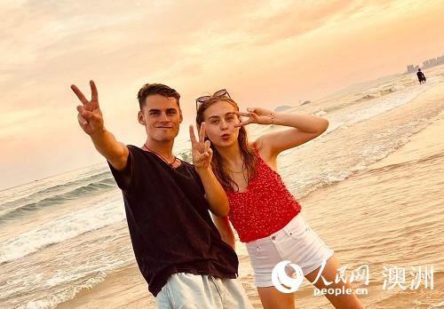 Max y su amiga bielorrusa Kate en la playa de Sanya, Hainan, China. (Foto: Xing Su)