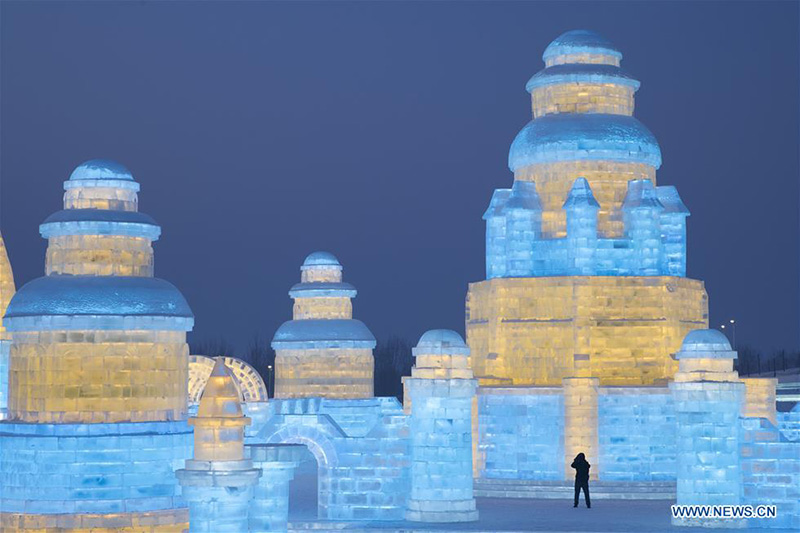 Los turistas visitan la 21a edición del Mundo de Hielo y Nieve en Harbin