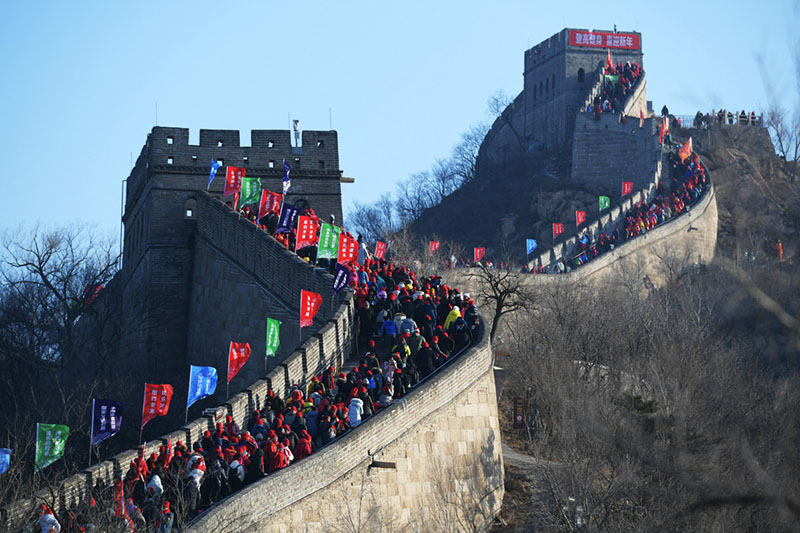 La gente celebra el a?o nuevo paseando por la Gran Muralla