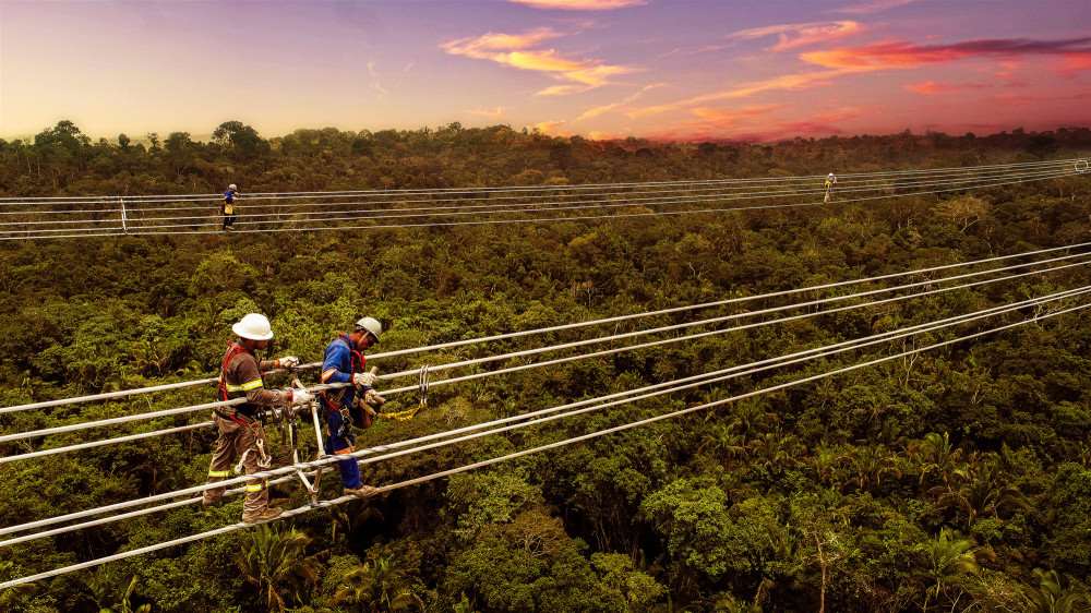  Varios trabajadores construyen líneas eléctricas para Belo Monte UHVDC Bipole II, el proyecto de transmisión UHVDC de ± 800kV más largo del mundo. Foto de China Daily