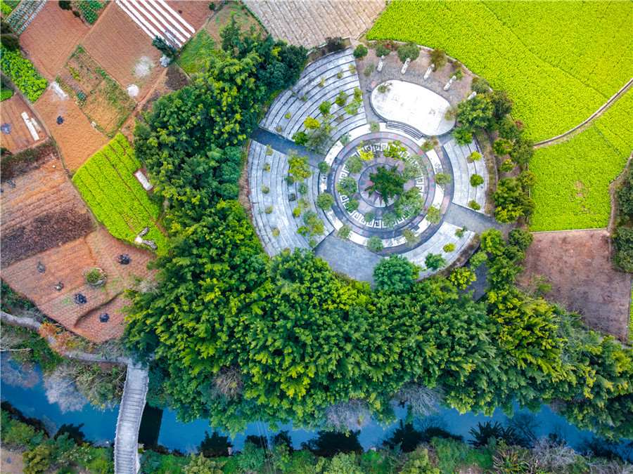 Flores doradas decoran soleadas escenas en Guizhou
