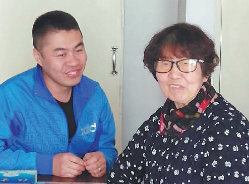 Una se?ora discapacitada ayuda a los adolescentes a superar obstáculos emocionales y psicológicos