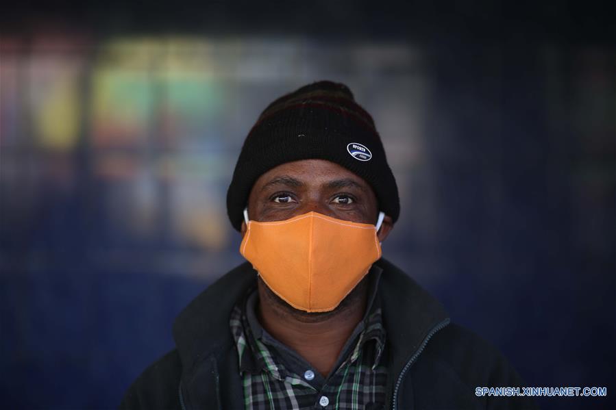 CHILLAN, 22 abril, 2020 (Xinhua) -- Una persona porta una mascarilla como medida preventiva contra la enfermedad causada por el nuevo coronavirus (COVID-19), en Chillán, en la región de ?uble, Chile, el 22 de abril de 2020. El Ministerio de Salud de Chile confirmó el miércoles la cifra de 11.296 personas contagiadas con la COVID-19 en todo el país sudamericano y 160 muertes. (Xinhua/Str)