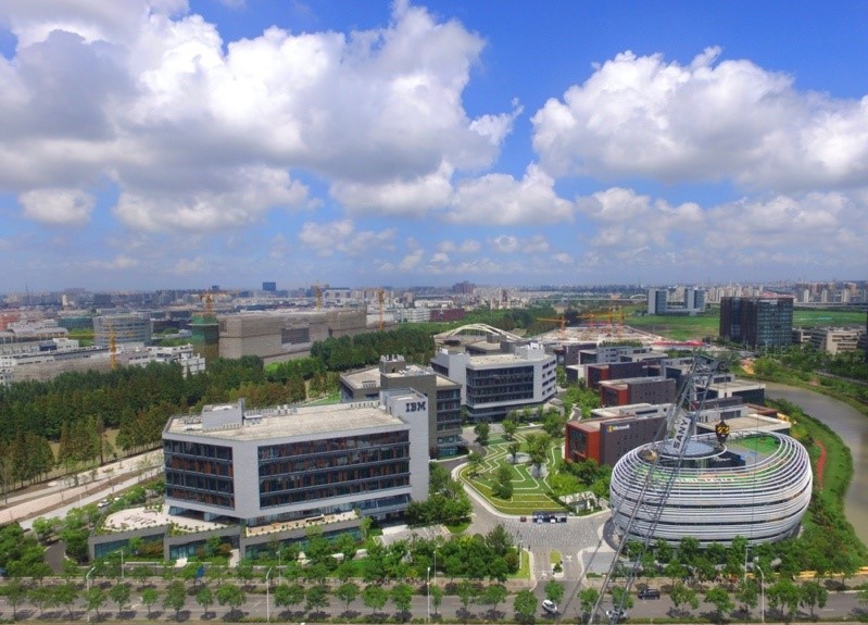 Esta imagen del 5 de agosto de 2019 muestra la Tierra de la Inteligencia Artificial de Zhangjiang cerca del río Zhihui en Pudong, Shanghai. (Pueblo en Línea / Xu Wanglin)