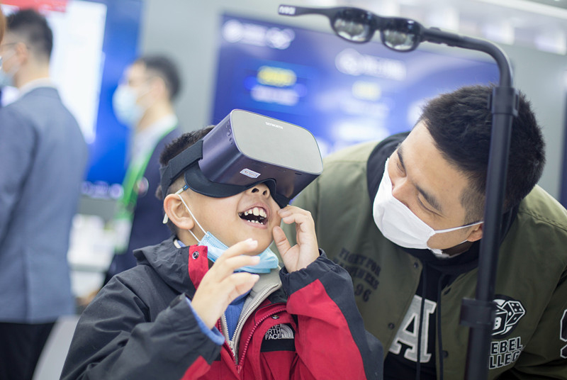 El 22 de noviembre, los visitantes experimentaron los videos en la nube 5G + RV en la Expo "Light of the Internet". Zhai Huiyong / Pueblo en Línea