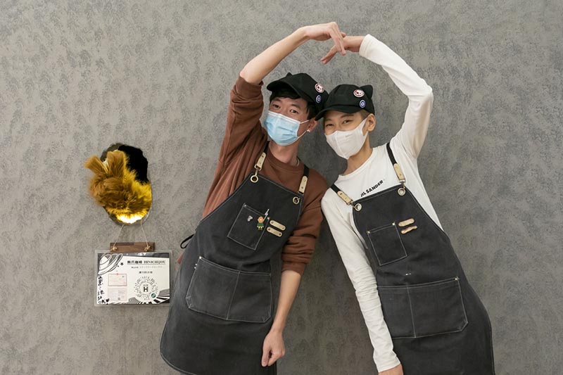 A Ken (izquierda) y su colega posan para una foto. [Foto: Xinhua]