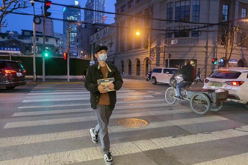 A Ken va de camino a casa. [Foto: Xinhua]