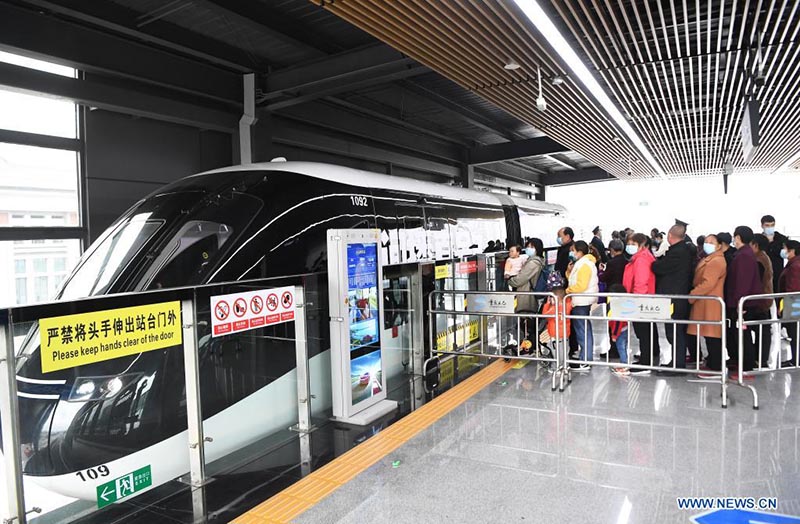 Ultramoderno SkyShuttle de conducción autónoma inicia operaciones en Chongqing