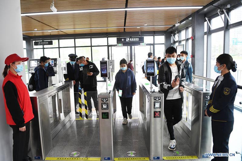 Ultramoderno SkyShuttle de conducción autónoma inicia operaciones en Chongqing