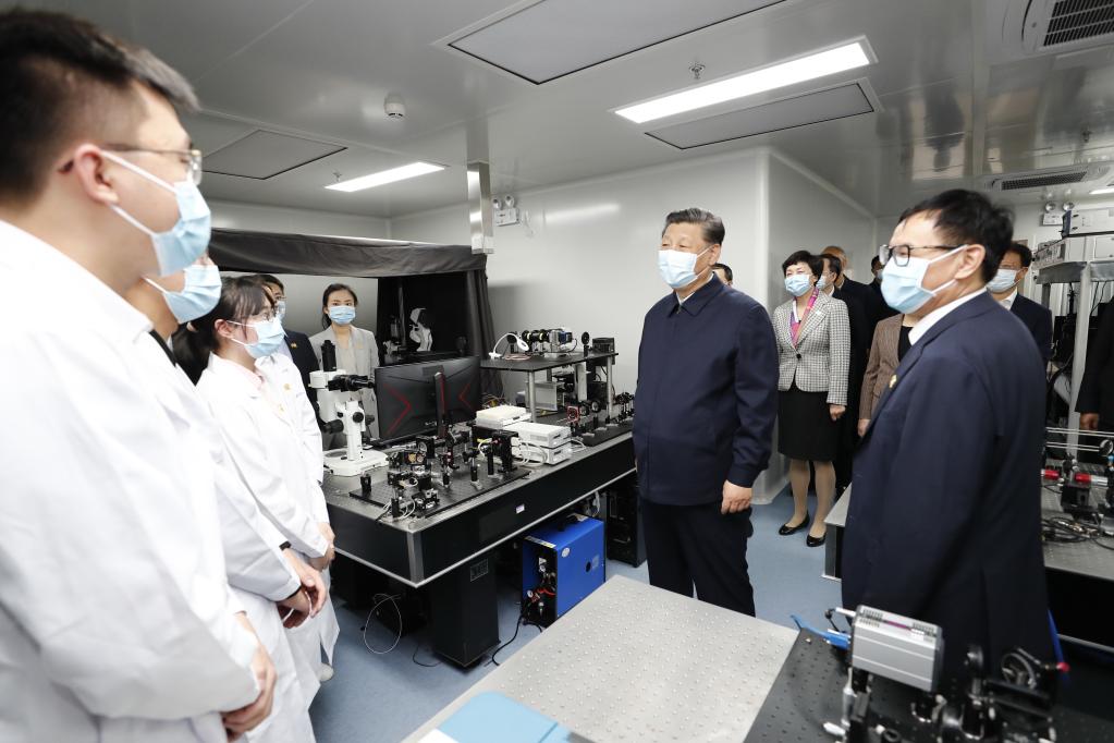 BEIJING, 19 abril, 2021 (Xinhua) -- El presidente chino, Xi Jinping, también secretario general del Comité Central del Partido Comunista de China y presidente de la Comisión Militar Central, conversa con profesores y estudiantes mientras visita un laboratorio de imagenología e inteligencia en la Universidad de Tsinghua, en Beijing, capital de China, el 19 de abril de 2021. Xi Jinping visitó el lunes la Universidad de Tsinghua antes de su 110o aniversario. (Xinhua/Huang Jingwen)