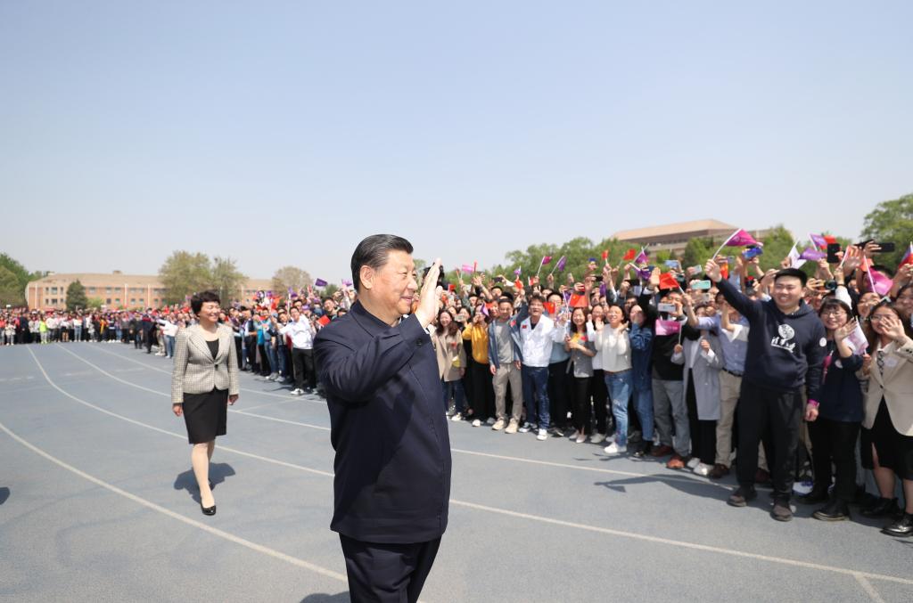 BEIJING, 19 abril, 2021 (Xinhua) -- El presidente chino, Xi Jinping, también secretario general del Comité Central del Partido Comunista de China y presidente de la Comisión Militar Central, saluda a representantes del profesorado y de los estudiantes previo a partir de la Universidad de Tsinghua, en Beijing, capital de China, el 19 de abril de 2021. Xi Jinping visitó el lunes la Universidad de Tsinghua antes de su 110o aniversario. (Xinhua/Ju Peng)