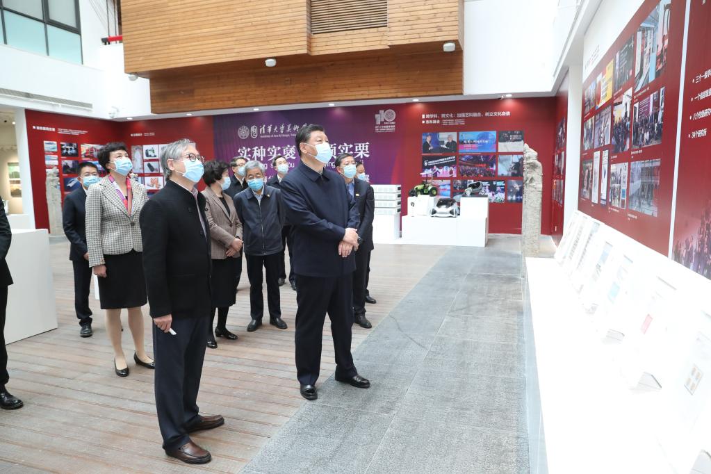 BEIJING, 19 abril, 2021 (Xinhua) -- El presidente chino, Xi Jinping, también secretario general del Comité Central del Partido Comunista de China y presidente de la Comisión Militar Central, visita una exhibición especial para celebrar el aniversario de la universidad en la Academia de Artes y Dise?o en la Universidad de Tsinghua, en Beijing, capital de China, el 19 de abril de 2021. Xi Jinping visitó el lunes la Universidad de Tsinghua antes de su 110o aniversario. (Xinhua/Ding Lin)
