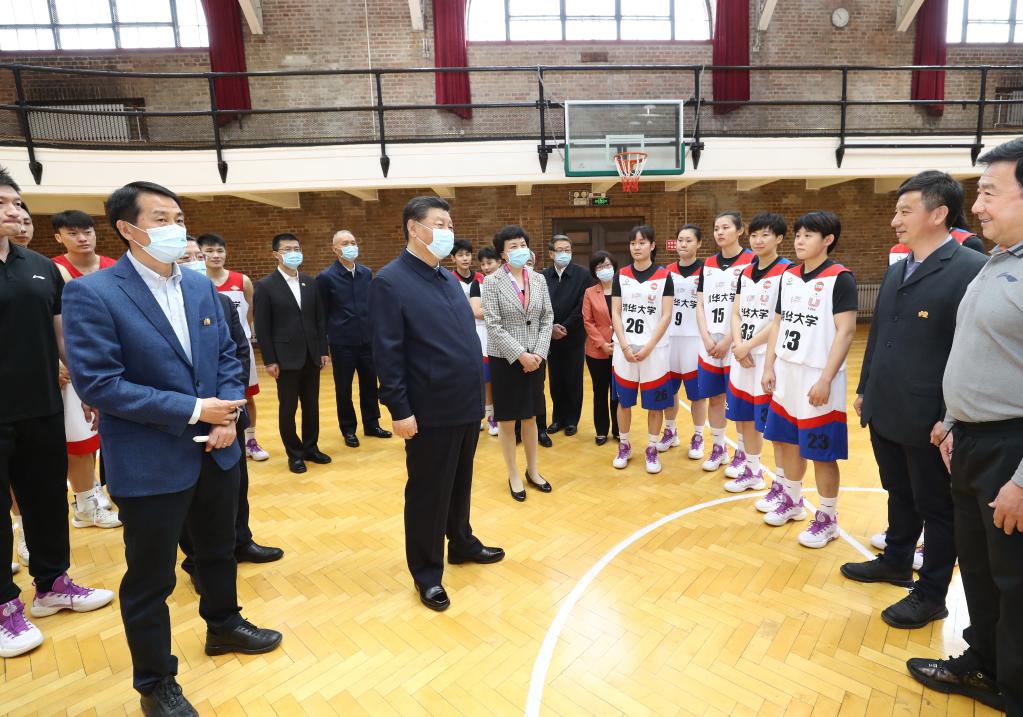 BEIJING, 19 abril, 2021 (Xinhua) -- El presidente chino, Xi Jinping, también secretario general del Comité Central del Partido Comunista de China y presidente de la Comisión Militar Central, conversa con jugadores de baloncesto mientras visita un gimnasio en la Universidad de Tsinghua, en Beijing, capital de China, el 19 de abril de 2021. Xi Jinping visitó el lunes la Universidad de Tsinghua antes de su 110o aniversario. (Xinhua/Ju Peng)