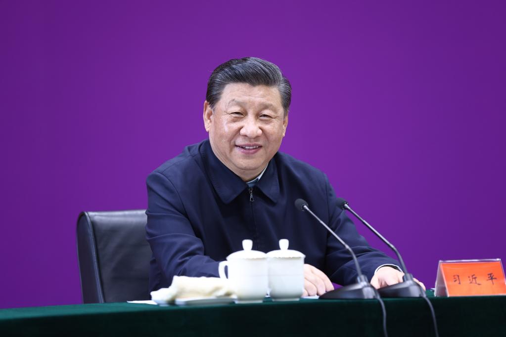 BEIJING, 19 abril, 2021 (Xinhua) -- El presidente chino, Xi Jinping, también secretario general del Comité Central del Partido Comunista de China y presidente de la Comisión Militar Central, asiste a un simposio con representantes del profesorado y de los estudiantes en la Universidad de Tsinghua, en Beijing, capital de China, el 19 de abril de 2021. Xi Jinping visitó el lunes la Universidad de Tsinghua antes de su 110o aniversario. (Xinhua/Ju Peng)