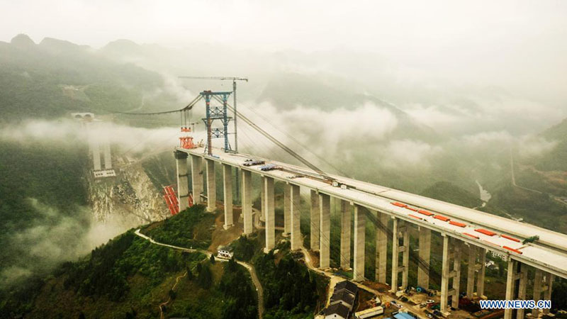 Obras del gran puente Dafaqu de la autopista Renhuai-Zunyi, en la provincia de Guizhou. 