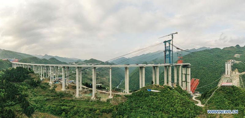 Obras del gran puente Dafaqu de la autopista Renhuai-Zunyi, en la provincia de Guizhou. 