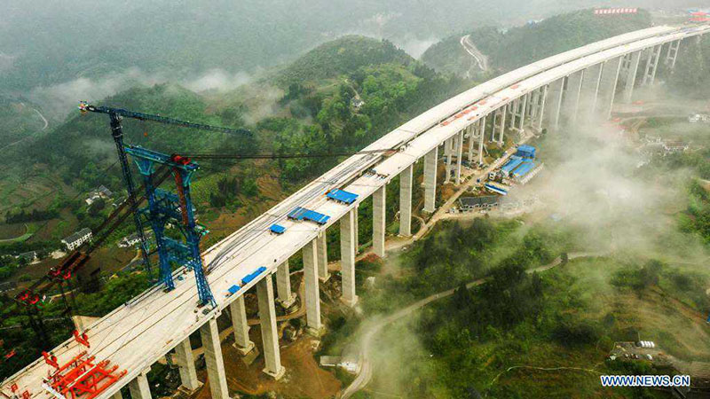 Obras del gran puente Dafaqu de la autopista Renhuai-Zunyi, en la provincia de Guizhou. 