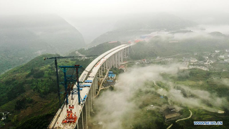 Obras del gran puente Dafaqu de la autopista Renhuai-Zunyi, en la provincia de Guizhou. 