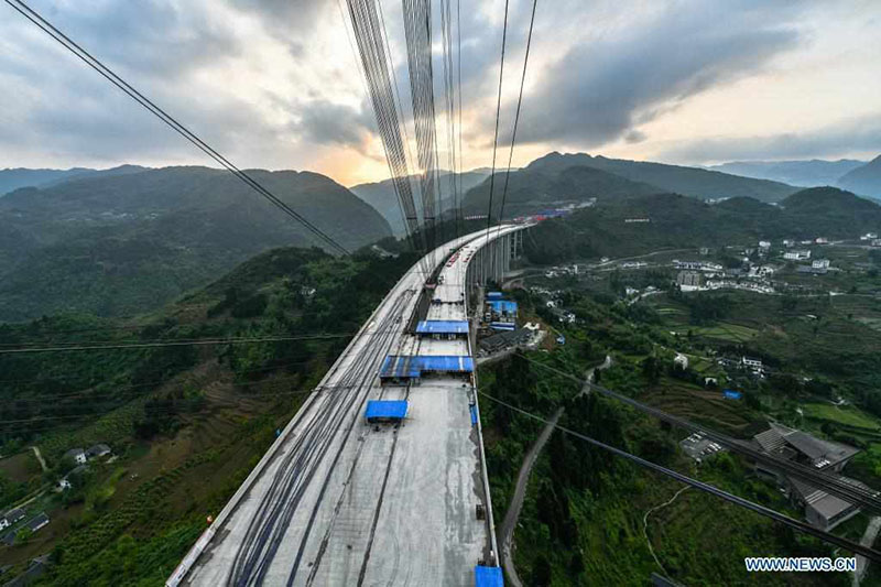 Obras del gran puente Dafaqu de la autopista Renhuai-Zunyi, en la provincia de Guizhou. 