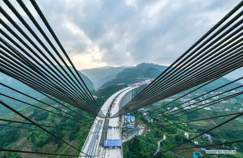 Obras del gran puente Dafaqu de la autopista Renhuai-Zunyi, en la provincia de Guizhou.