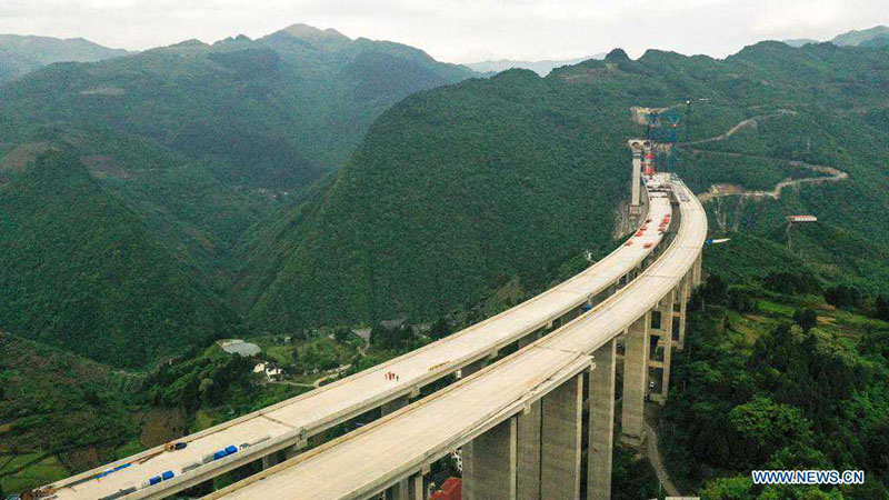 Obras del gran puente Dafaqu de la autopista Renhuai-Zunyi, en la provincia de Guizhou. 