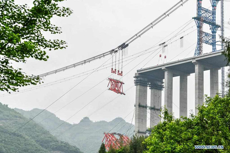 Obras del gran puente Dafaqu de la autopista Renhuai-Zunyi, en la provincia de Guizhou. 