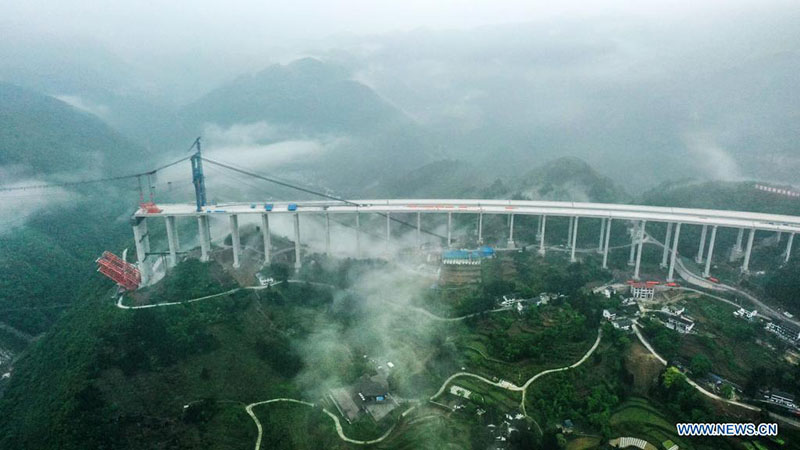 Obras del gran puente Dafaqu de la autopista Renhuai-Zunyi, en la provincia de Guizhou. 