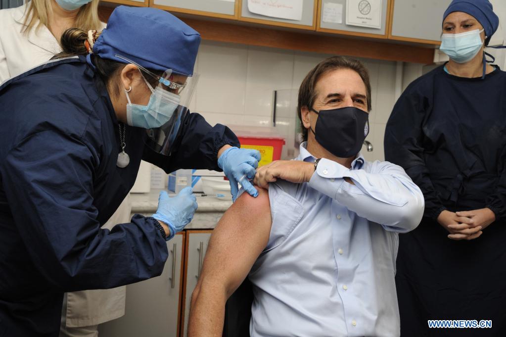  Imagen cedida por la Presidencia de Uruguay del presidente uruguayo, Luis Lacalle Pou, recibiendo la segunda dosis de la vacuna CoronaVac desarrollada por la farmacéutica china Sinovac contra la enfermedad del nuevo coronavirus (COVID-19), en el hospital público Maciel, en Montevideo, capital de Uruguay, el 26 de abril de 2021. Lacalle Pou recibió el lunes la segunda dosis de la vacuna CoronaVac desarrollada por la farmacéutica china Sinovac contra la COVID-19. (Xinhua/Presidencia de Uruguay)