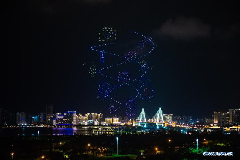 Drones forman figuras en el aire para la primera Exposición Internacional de Productos de Consumo de China, en Haikou, capital de la provincia de Hainan, en el sur de China, el 6 de mayo de 2021. La exposición se llevará a cabo en Haikou del 7 al 10 de mayo. (Xinhua/Pu Xiaoxi)