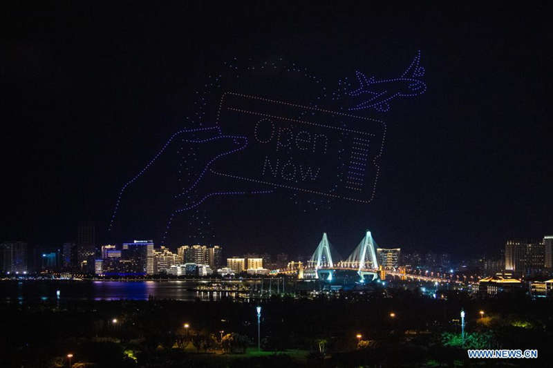 Drones forman figuras en el aire para la primera Exposición Internacional de Productos de Consumo de China, en Haikou, capital de la provincia de Hainan, en el sur de China, el 6 de mayo de 2021. La exposición se llevará a cabo en Haikou del 7 al 10 de mayo. (Xinhua/Pu Xiaoxi)