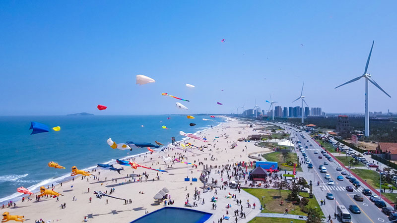 Las cometas vuelan en el cielo durante un festival de cometas en Weihai, provincia de Shandong, en el este de China. [Proporcionado a chinadaily.com.cn]