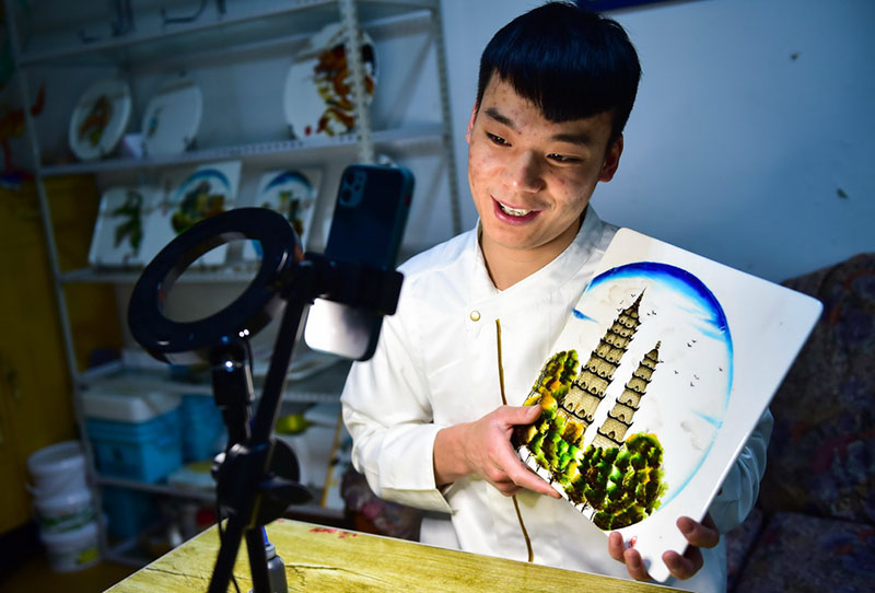 Un joven crea obras de arte en sus platos con la mermelada