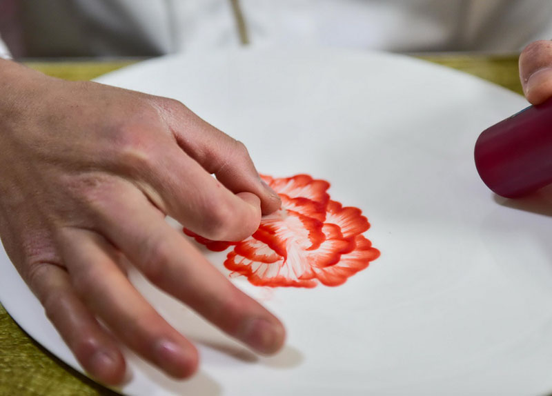 Un joven crea obras de arte en sus platos con la mermelada