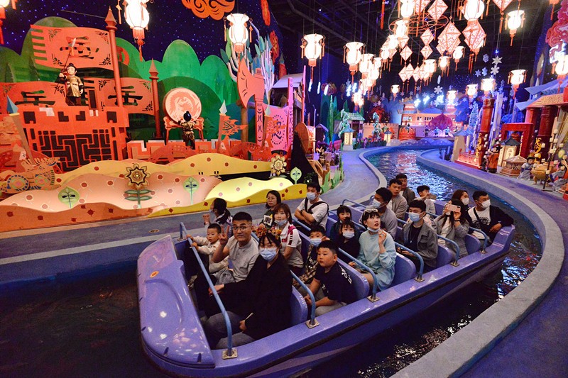 Los turistas se divierten en un parque temático en la ciudad de Handan, provincia de Hebei, el 4 de mayo de 2021. Foto: Hao Qunying / Pueblo en Línea