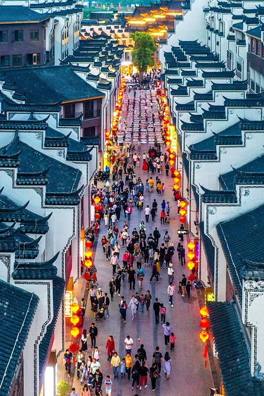 Los turistas acuden en masa a la ciudad antigua de Taihu, condado Changxing de la ciudad de Huzhou, ubicada en la provincia de Zhejiang, el 3 de mayo de 2021. Foto: Wu Zheng / Pueblo en Línea