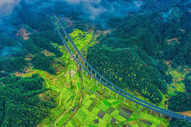 Autopista Jingdezhen-Wuyuan-Huangshan, que conecta múltiples zonas de alto interés, desempe?a un papel vital en la promoción de la economía turística regional. (Foto: Wang Guohong/ Pueblo en Línea)