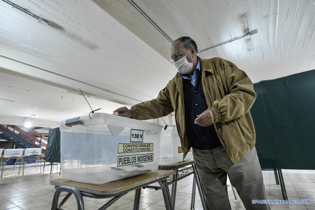 Un hombre emite su voto en un centro de votación durante las elecciones de alcaldes, concejales, gobernadores regionales y convencionales constituyentes, en Santiago, capital de Chile, el 15 de mayo de 2021. Chile celebra este fin de semana una jornada histórica de elecciones, en las que 14,9 millones de votantes escogerán alcaldes, concejales y por primera vez gobernadores regionales y convencionales constituyentes, bajo estrictas medidas para evitar los contagios de la enfermedad del nuevo coronavirus (COVID-19). (Xinhua/Jorge Villegas)