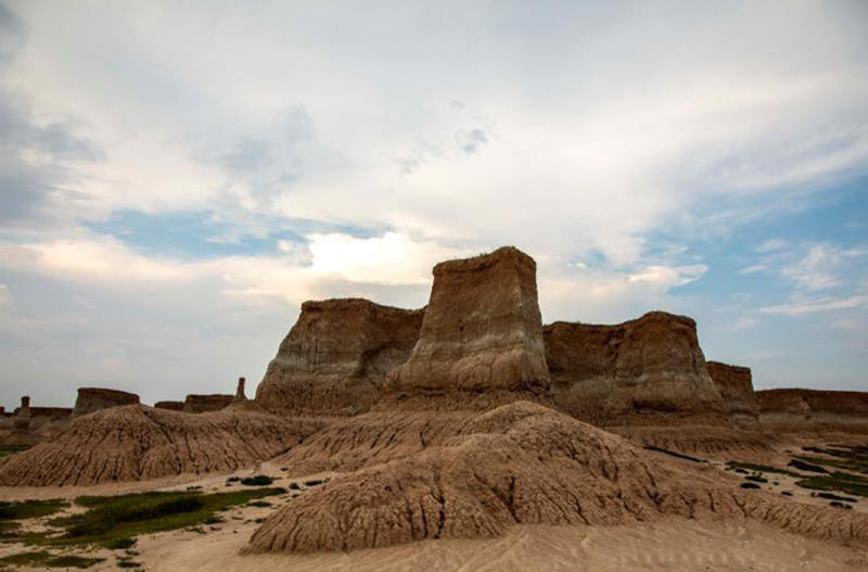 En Duzhuang, una ciudad a unos 35 kilómetros del centro de Datong, provincia de Shanxi, un bosque de pilares de tierra proporciona un paisaje único para los curiosos turistas, 21 de julio del 2021. [Foto: Zhao Jun/ China Daily]