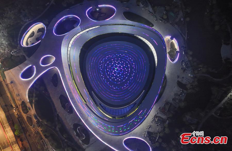 Vista nocturna del centro de deportes electrónicos de Hangzhou