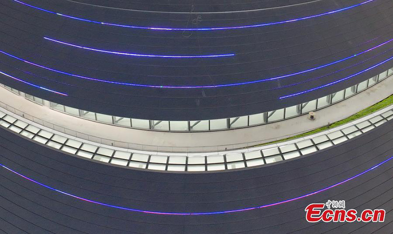 Vista nocturna del centro de deportes electrónicos de Hangzhou