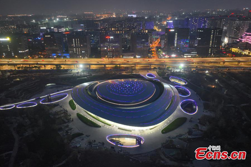 Vista nocturna del centro de deportes electrónicos de Hangzhou