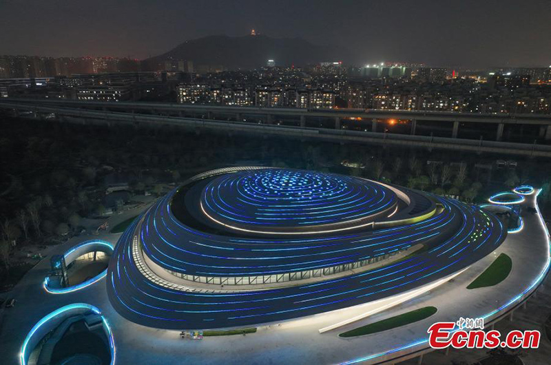Vista nocturna del centro de deportes electrónicos de Hangzhou