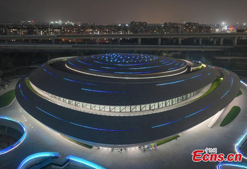 Vista nocturna del centro de deportes electrónicos de Hangzhou
