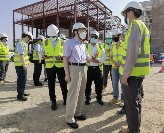 El 18 de noviembre de 2021, Ni Jian, embajador chino en EAU, visitó el sitio de construcción de la fábrica de vacunas de la empresa conjunta entre Sinopharm y UAE G42 Group ubicada en el Parque Industrial Khalifa para obtener más información sobre los últimos avances en la cooperación en materia de vacunas. (Foto cortesía de la Embajada de China en Emiratos árabes Unidos)