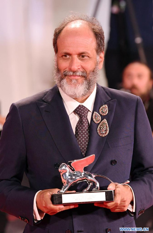 Imagen del 10 de septiembre de 2022 del director Luca Guadagnino, posando con el León de Plata para Mejor Director, durante el 79o Festival Internacional de Cine de Venecia, en Venecia, Italia. El 79o Festival Internacional de Cine de Venecia terminó el sábado por la tarde en la isla de Lido, con una ceremonia para entregar premios a los ganadores en la principal competencia, los Horizontes y otras secciones. (Xinhua/Jin Mamengni)