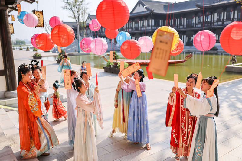 Los chinos disfrutan de la cultura tradicional de los Hanfu durante el Festival de Medio Oto?o