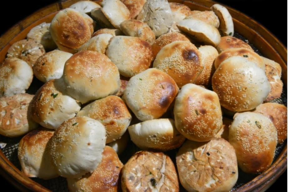 Guangbing, un pastel de sésamo al horno chino, trae nostalgia a la gente de la provincia de Fujian. [Foto proporcionada a chinadaily.com.cn]