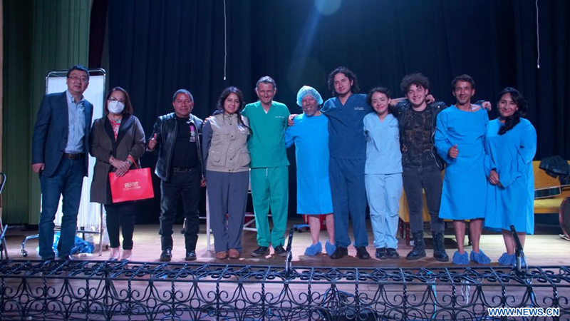 Imagen cedida por IdeaCOM del 24 de noviembre de 2022 de los miembros del elenco posando luego de la presentación de la obra de teatro "Pandemia XXL Performance" durante la séptima edición del Festival Internacional de Artes Vivas, en la ciudad de Loja, Ecuador. La obra teatral "Pandemia XXL Performance", que contó con la colaboración de China, fue aplaudida en la séptima edición del Festival Internacional de Artes Vivas de la ciudad ecuatoriana de Loja, el más importante del país sudamericano. (Xinhua/IdeaCOM)