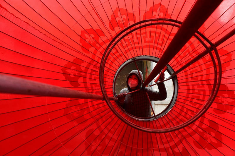 Una trabajadora fabrica faroles en la aldea Tuntou del distrito Gaocheng, en Shijiazhuang, provincia de Hebei. [Foto: Chen Qibao/ China Daily]