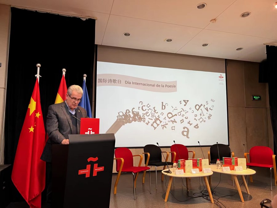 Adalberto Noyola, director de UNAM-China, interviene durante la presentación de los nuevos poemarios multilingües “Arcoiris en una ráfaga de viento” y “Los pliegues del ocaso”, Beijing, 22 de marzo del 2023. (Foto: cortesía)